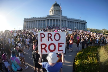 Una multitud participa en una protesta a favor del derecho al aborto ante el Capitolio de Utah, en Salt Lake City. (AP Foto/Rick Bowmer, archivo)