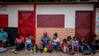 Más de 100 mujeres exigen información de reos tras intervención a cárcel venezolana