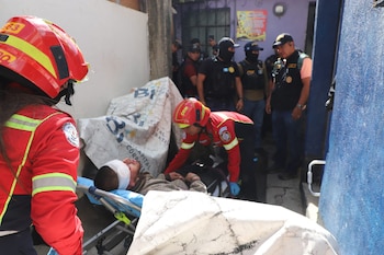 Los reportes sobre disparos, fuga por un barranco y hallazgo de armas blancas en el inmueble no han sido confirmados oficialmente por la PNC ni por el Ministerio Público.