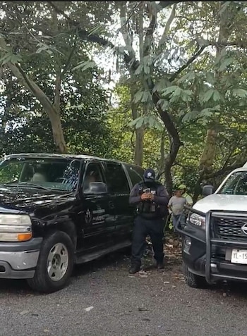 Elementos de la Policía Estatal y la Guardia Nacional resguardan la zona del hallazgo en el kilómetro 265 de la autopista Orizaba-Puebla. Crédito: Redes sociales.