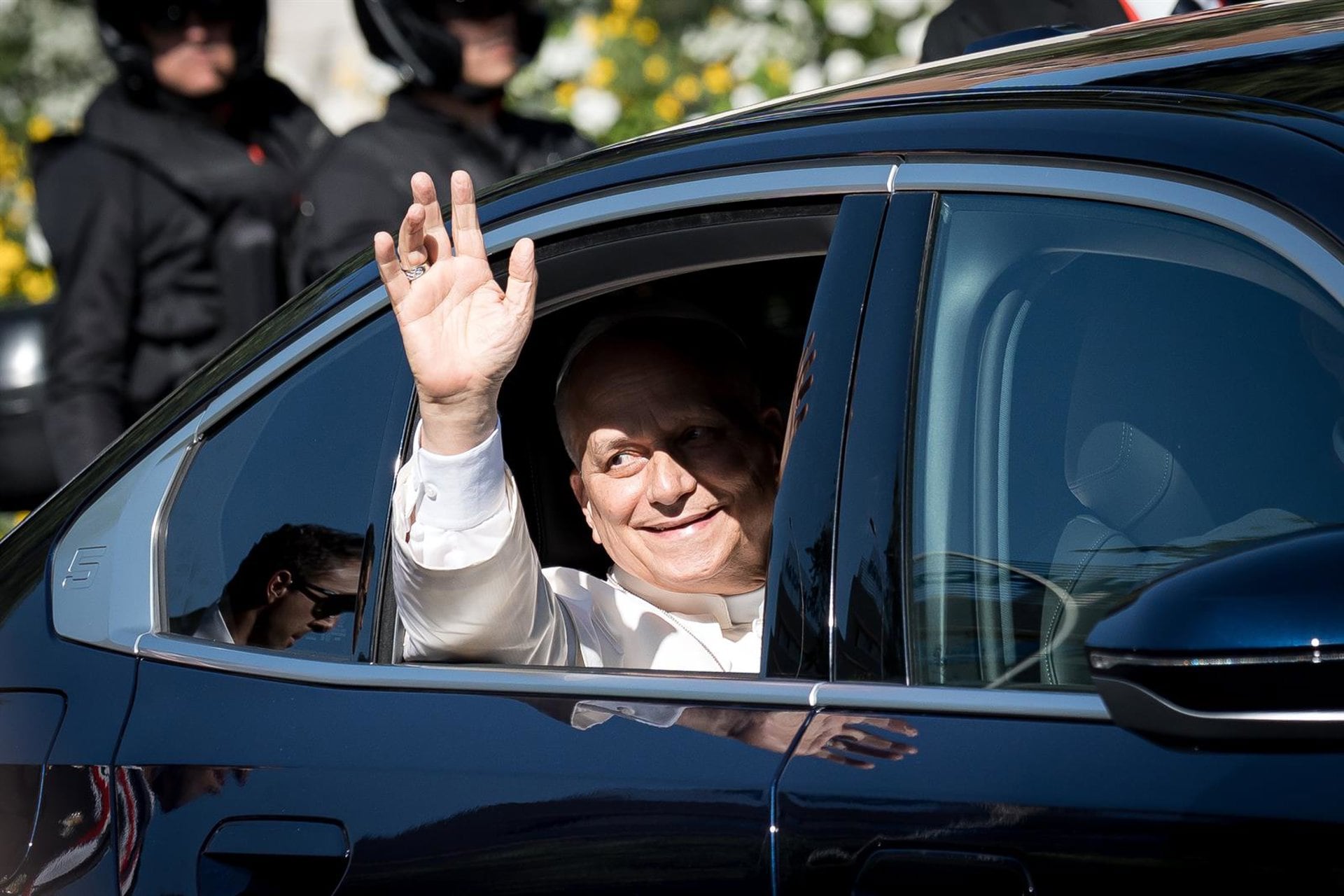 06/06/2026 El Papa León XIV sale de la sede de la Nunciatura Apostólica, a 6 de junio de 2026, en Madrid (España). El Papa León XIV ha llegado a la Nunciatura Apostólica en Madrid alrededor de las 14:17 horas, recibido entre aplausos y vítores de cerca de 600 personas que esperaban fuera del perímetro de seguridad.
POLITICA
Diego Radamés - Europa Press