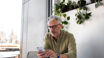 Los adultos mayores de 50 años ya usan tecnología igual que los jóvenes pero el algoritmo y el scroll los hace más vulnerables