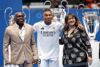 Kylian Mbappe con sus padres,