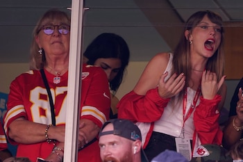 La cantante fue captada apoyando