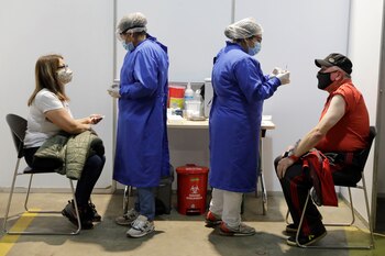 Dos personas reciben la vacuna contra la covid-19 en Bogotá (Colombia), en una fotografía de archivo. EFE/Carlos Ortega