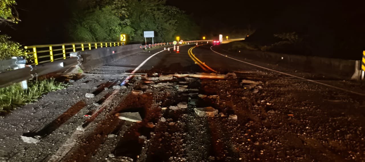 Atentado terrorista obligó a cerrar completamente vía entre los departamentos de Antioquia y Caldas