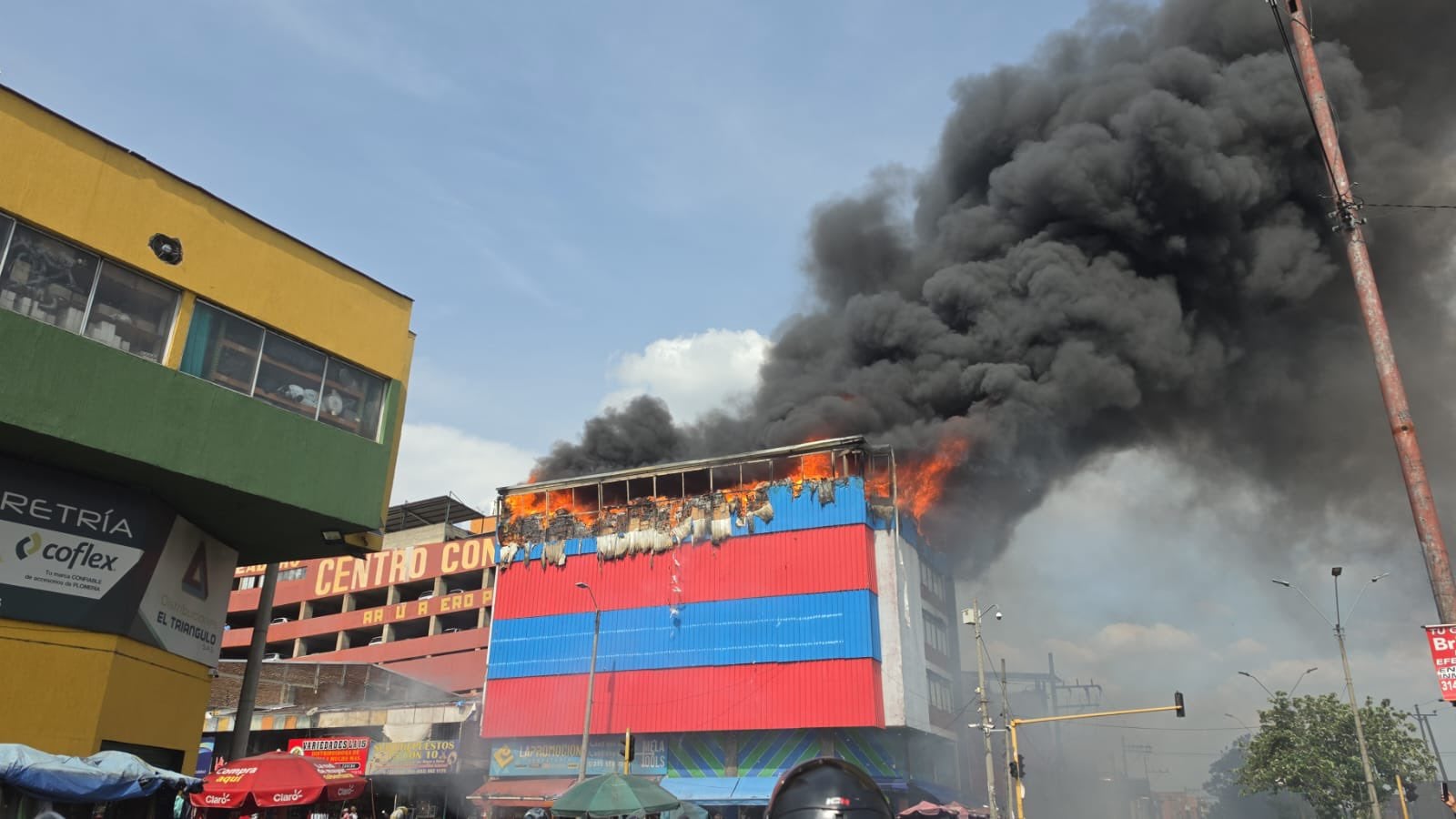 Los bomberos en Cali ya han atendido varias emergencias por incendios en estructuras y zonas forestales en la ciudad en 2026 - crédito @YaCelacanto/X