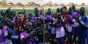 Marmoush y Hamza Abdelkarim compartieron unos minutos con niños de Sudán del Sur tras el pitazo final (Instagram/@egyptnt)