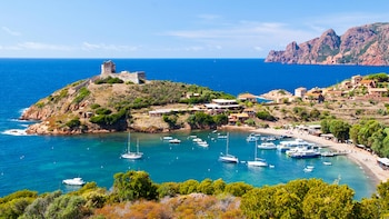 Panorama de la isla de Córcega, donde Napoleón nació y vivió hasta los nueve años (Archivo)