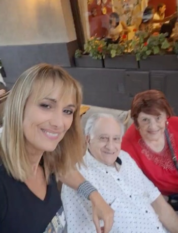 La periodista junto a sus papás