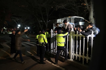 Agentes de policía bloquean la