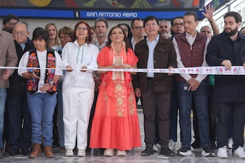Un grupo de funcionarios se une para la ceremonia de corte de cinta en la estación San Antonio Abad del Metro CDMX, con un cartel de la estación de fondo