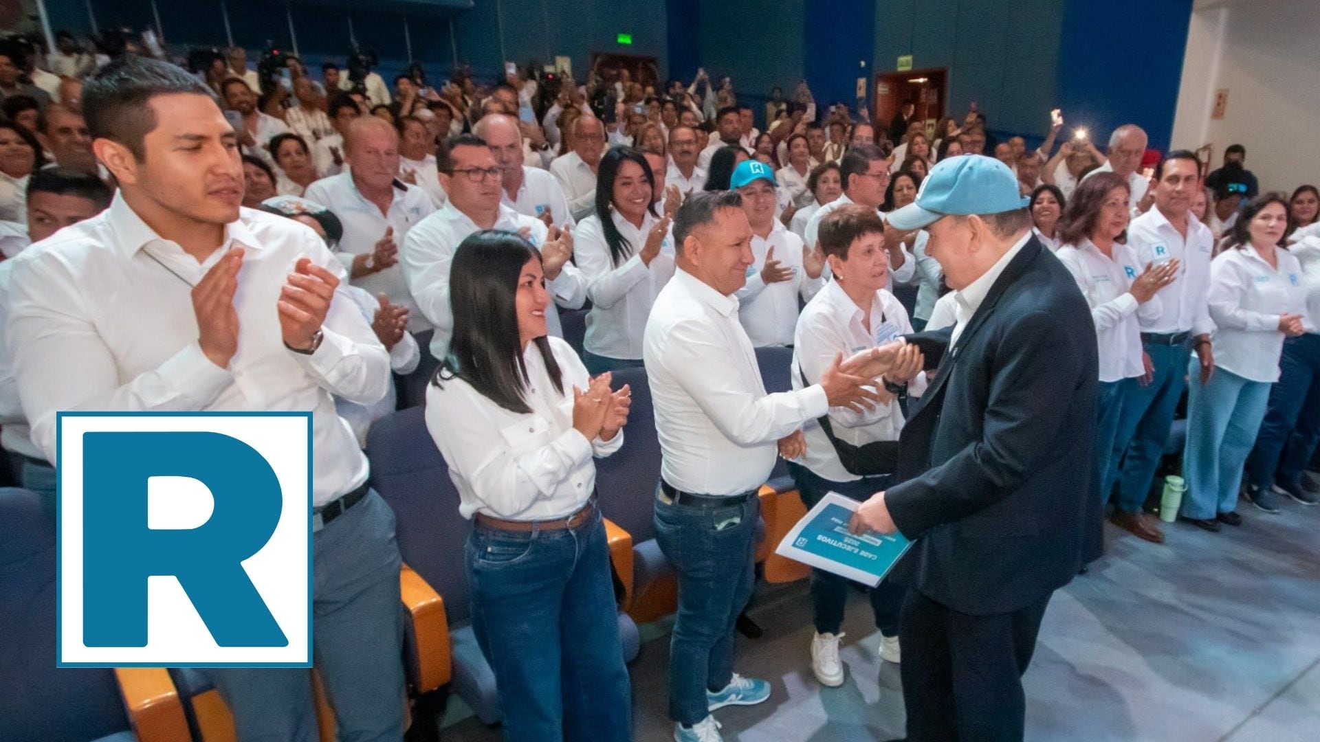 Rafael López Aliaga saluda a miembros de Renovación Popular durante un evento de presentación de candidatos para las Elecciones 2026, recibiendo aplausos del público. (Renovación Popular)