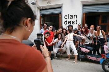 LA HABANA (CUBA), 17/10/2026.- La cantautora Melanie Santiler (c) posa junto a seguidores el miércoles, en La Habana (Cuba). Santiler confía en que su trabajo "sirva para inspirar" a otras mujeres y otros artistas que "quieran hacer su música en Cuba y para el mundo". EFE/ Ernesto Mastrascusa