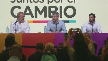 Marcos Peña, acompañado por los