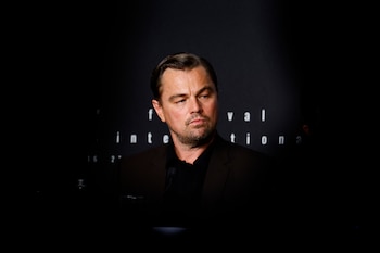 Nuevamente, Leonardo DiCaprio es visto en compañía de una joven mujer, con la que se presume tendría un romance. REUTERS/Eric Gaillard