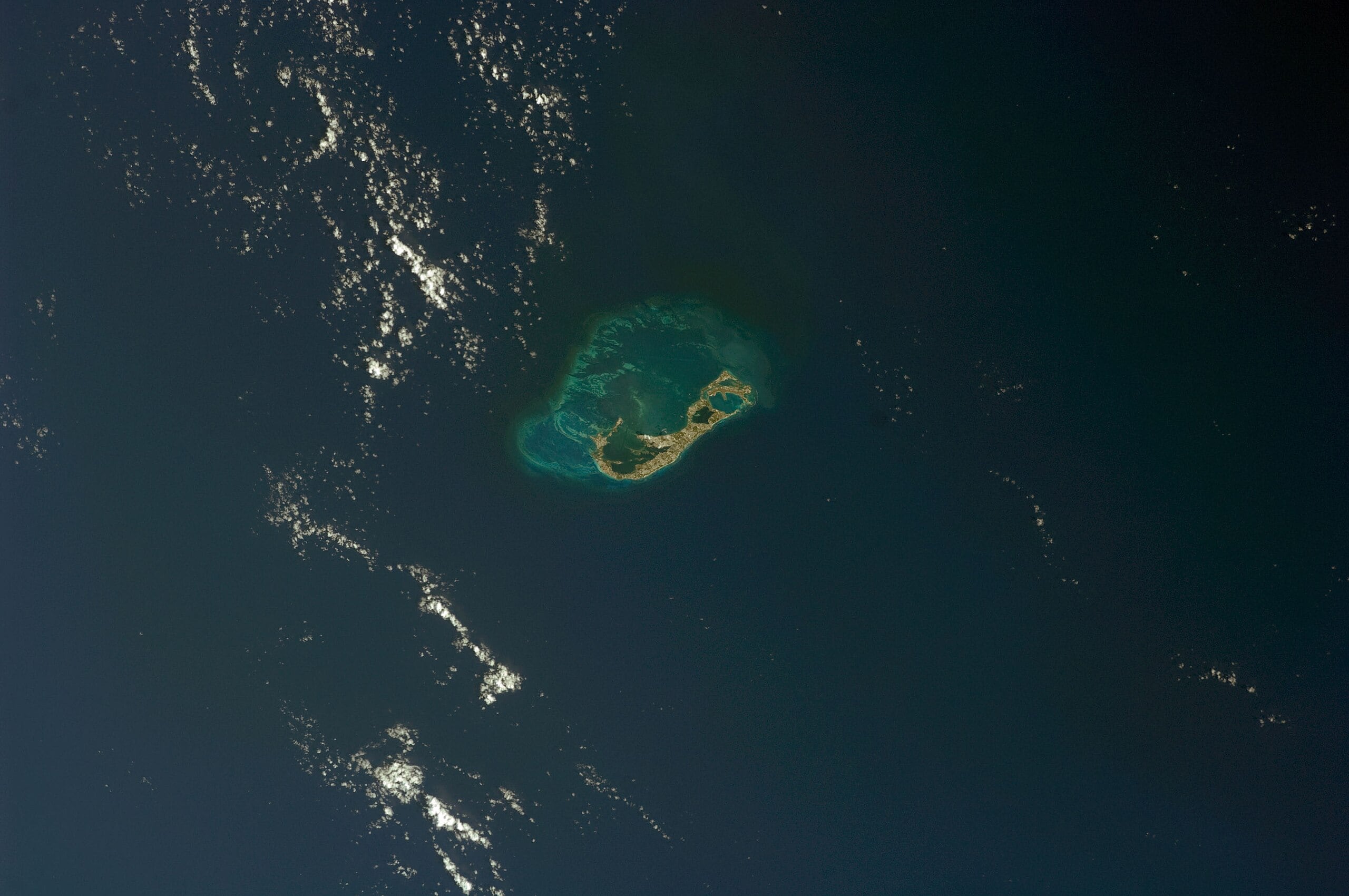 Hallan una estructura subterránea gigante bajo las Bermudas que desafía las teorías geológicas