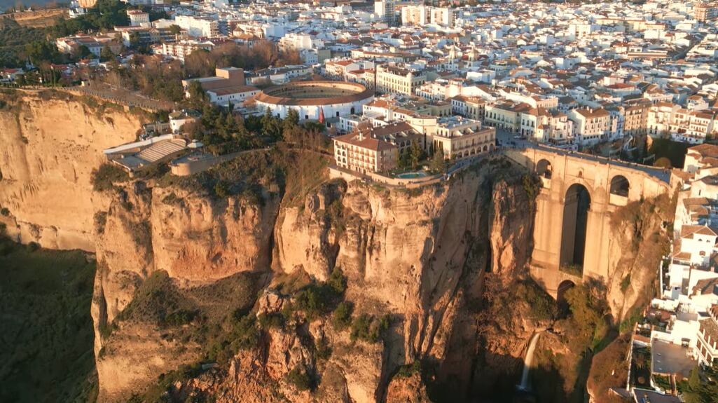 El río Guadalevín ha esculpido durante siglos el desfiladero que divide la ciudad de Ronda (Youtube)