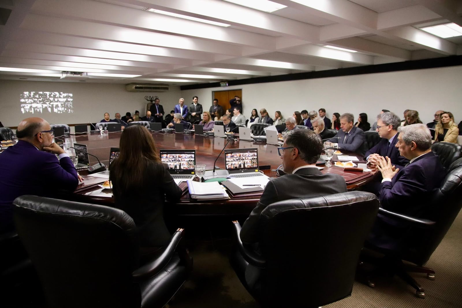 La propuesta deberá ser tratada por la Comisión de Selección de Magistrados y Escuela Judicial y, si obtiene dictamen favorable, elevada al Plenario del Consejo de la Magistratura, que es el órgano competente para aprobar los programas de estudio de la Escuela Judicial