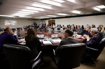 La propuesta deberá ser tratada por la Comisión de Selección de Magistrados y Escuela Judicial y, si obtiene dictamen favorable, elevada al Plenario del Consejo de la Magistratura, que es el órgano competente para aprobar los programas de estudio de la Escuela Judicial