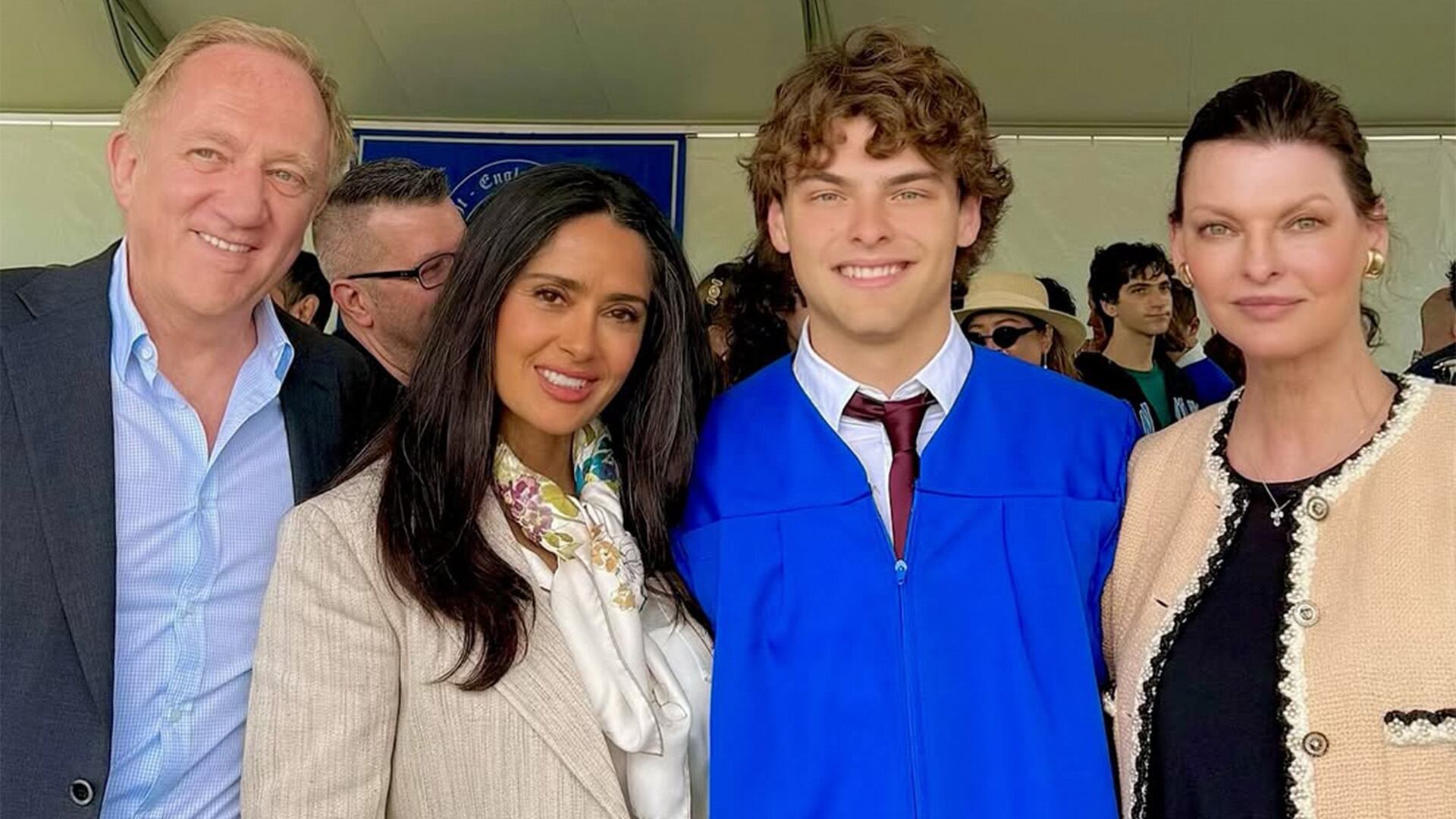 La actriz mexicana posó junto a su hijastro en su graduación. CRÉDITO: IG, salmahayek
