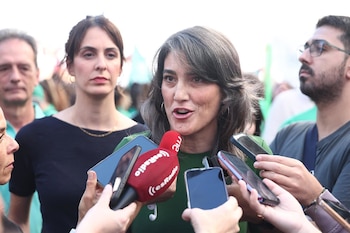 14/10/2026 La portavoz de Más Madrid en la Asamblea de Madrid, Manuela Bergerot (d), y la portavoz de Más Madrid en el Ayuntamiento, Rita Maestre (i), durante una concentración por la educación pública en Madrid, en la Puerta del Sol, a 14 octubre de 2026, en Madrid (España). El profesorado de la educación pública de la Comunidad de Madrid ha iniciado hoy una huelga indefinida para reclamar más recursos y mejores condiciones laborales convocada por los sindicatos CCOO, CGT, CNT, Solidaridad Obrera, STEM y UGT, así como por las plataformas docentes Educación Especial Digna, Menos Lectivas y Queremos FP. Entre sus principales reivindicaciones figura la recuperación de un máximo de 17 periodos lectivos semanales en Educación Secundaria y Formación Profesional y de 22 en Primaria, y la reducción de los ratios a 13 en Infantil, 15 en Primaria, 20 en Secundaria, 23 en Bachillerato y 15 en FP
POLITICA
Eduardo Parra - Europa Press