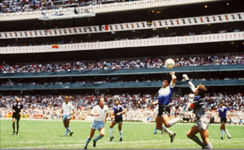 Maradona protagonizó en el Mundial de México 1986 dos de los goles más debatidos y celebrados de la historia del fútbol: el conocido como “La Mano de Dios” y el que la Federación Internacional de Fútbol Asociado (FIFA) reconoció como el gol del siglo.