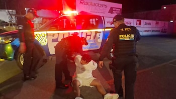 Un motorista de 24 años arrolló a un agente de la Policía Nacional Civil durante un operativo en la zona 1 de Escuintla.