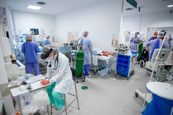Foto de archivo: Personal médico trabaja en la Unidad de Cuidados Intensivos del hospital de Clínicas en Porto Alegre, Brasil (EFE/ Marcelo Oliveira)