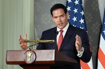 El secretario de Estado estadounidense Marco Rubio ofrece una conferencia de prensa en Nueva Delhi tras reunirse con el canciller indio S. Jaishankar, desde donde anticipó "avances significativos" en las negociaciones entre Washington y Teherán. (AP Foto/Julia Demaree Nikhinson, Pool)