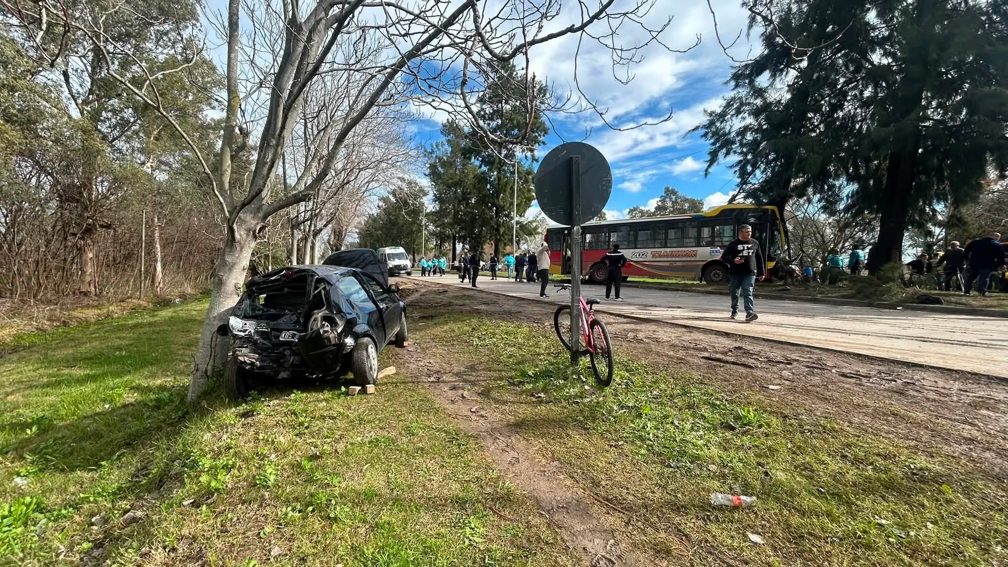 Uno de los heridos era pasajero del auto accidentado (Bomberos Voluntarios Berisso)