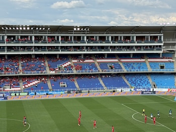 Así estaban las tribunas del