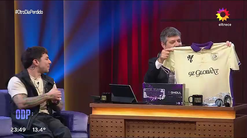 Mario Pergolini recibió prendas de vestir y un teclado mecánico de la marca de Frankkaster