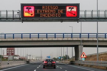 Panel en una carretera en