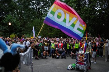 La gente participa en la