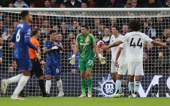 Enzo Fernández y Dibu Martínez en el partido entre Chelsea y Aston Villa el 1 de diciembre
(Reuters/Paul Childs)
