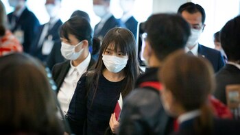 Mako Komuro en el aeropuerto