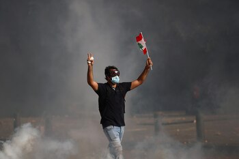 El contingente de fuerzas antidisturbios respondió con bombas lacrimógenas (REUTERS/Hannah McKay)