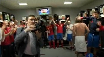 Momento en el que la reina Sofía bajó al escenario a saludar a los jugadores del Mundial 2010. (EFE)