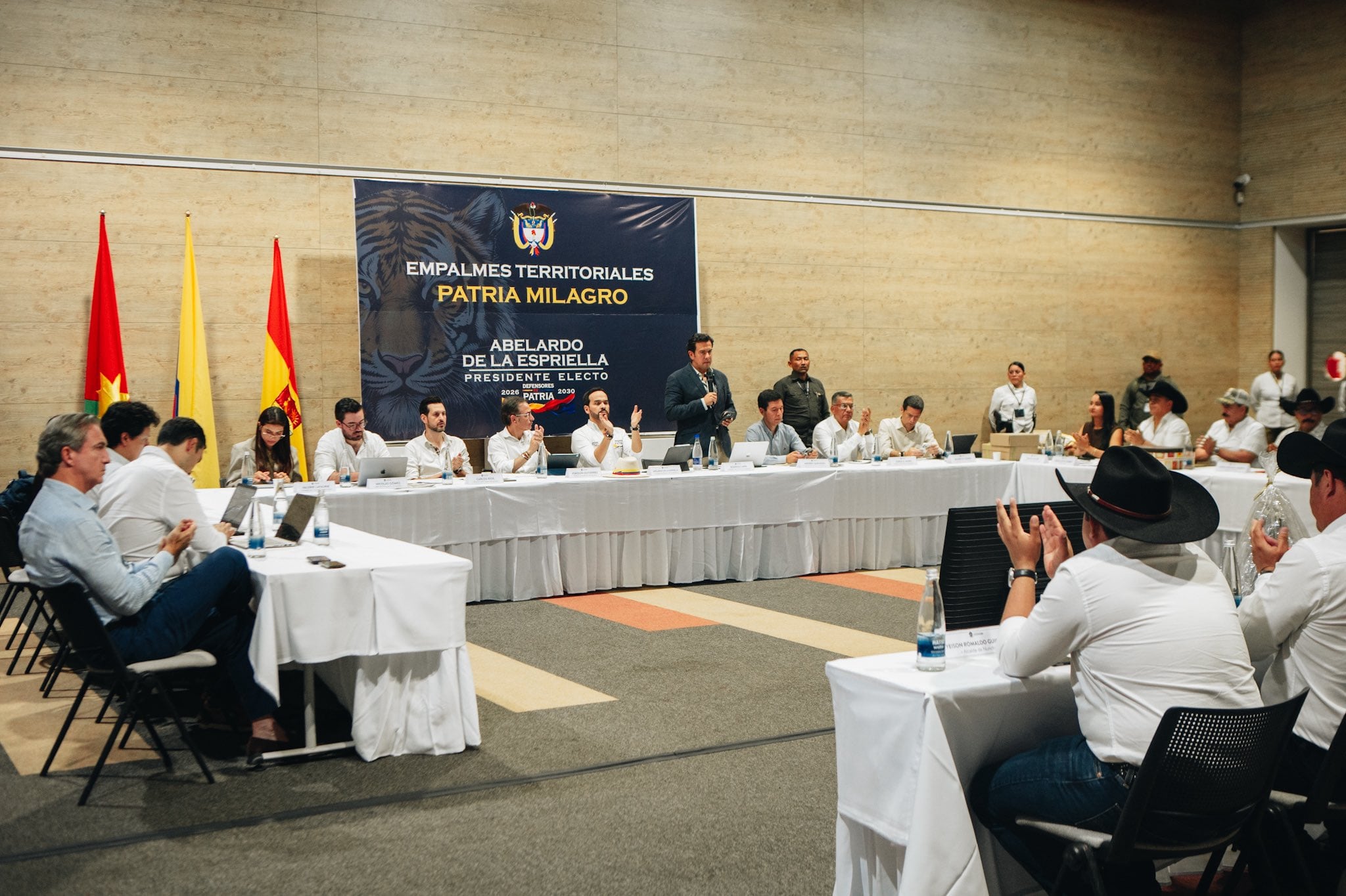 Como parte de la respuesta a la emergencia, informó la entrega de 3.500 colchonetas, 2.000 kits de enseres básicos para el hogar, 6.500 mercados con alimentos no perecederos y 2.000 kits de aseo - crédito @ABDELAESPRIELLA/X