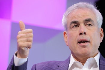 Jonathan Haidt aseguró que la mecánica adictiva de las plataformas sociales replica modelos de máquinas tragamonedas para fomentar dependencia entre niños y adolescentes. (Foto: REUTERS/Andrew Kelly)