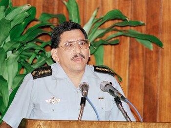 ARCHIVO - El general Humberto Ortega, cabeza del Ejército de Nicaragua, confirma el anuncio de su retirada de las Fuerzas Armadas en la casa presidencial en Managua, Nicaragua, el 18 de mayo de 1994. (AP Foto/Mark Hume, Archivo)