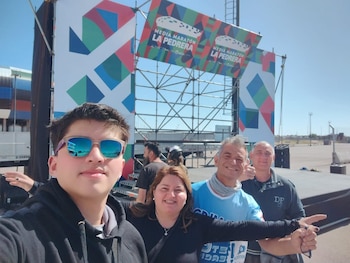 No podía caminar por su esclerosis múltiple, entrenó y corrió una media maratón: