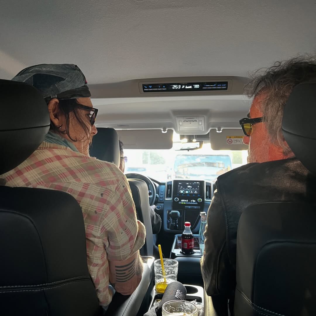 Johnny Depp y Corcho Rodríguez arriba de un vehículo (Instagram)