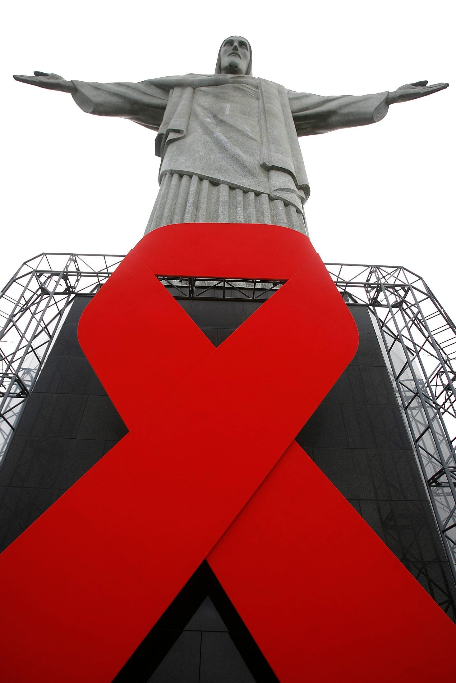 El Cristo Redentor en Rio de Janeiro, Brasil decorado para sensibilizar sobre la importancia de las campañas para combatir el SIDA