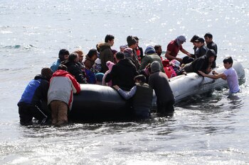 Migrantes abordan un bote en