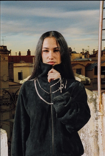 Fotografía de la rapera Faenna.