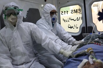 Trabajadores de Salud atendiendo enfermos de coronavirus en Irán (West Asia News Agency)/Ali Khara via REUTERS ATTENTION EDITORS - THIS PICTURE WAS PROVIDED BY A THIRD PARTY