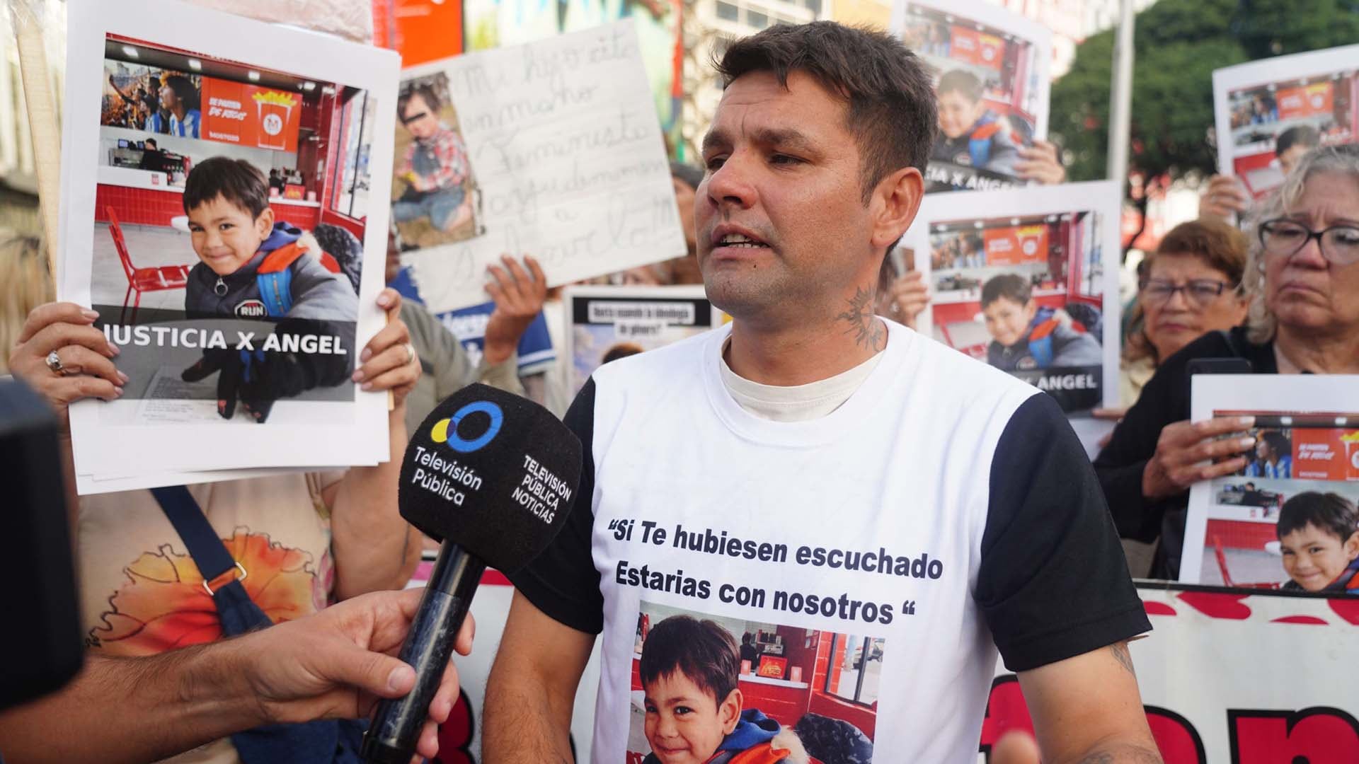 Luis López, el papá de Ángel López, el niño asesinado a golpes en Comodoro Rivadavia, durante la marcha y vigila para pedir justicia. FOTO NA