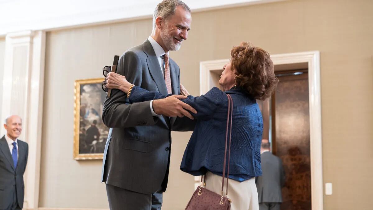 El rey se reencuentra con su profesora. (Europa Press)